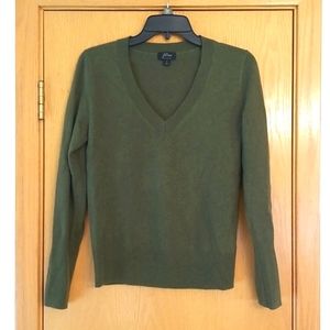 100% cashmere army green vneck sweater